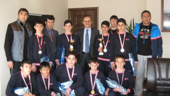 TOKİ Şehit Fatih Erer Ortaokulu Güreşçileri İl Millî Eğitim Müdürünü Ziyaret Etti.