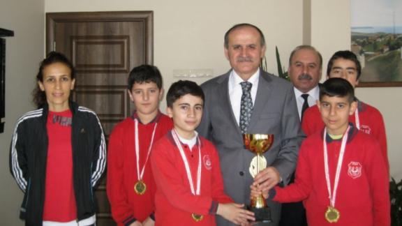 Gelincik Ortaokulu Özel Sporcuları Masa Tenisi Takımı İl Millî Eğitim Müdürünü ziyaret ettiler.
