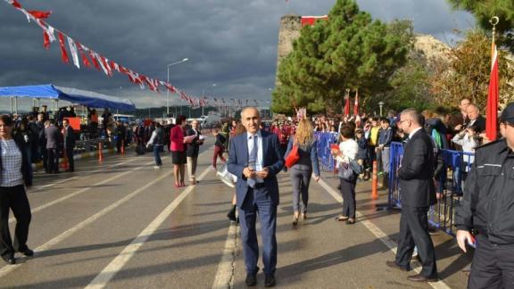 İlimizde 29 Ekim Cumhuriyet Bayramı İl Milli Eğitim Müdürümüz Nevzat TÜRKKAN ve personelimizin katılımıyla coşku ile kutlandı.