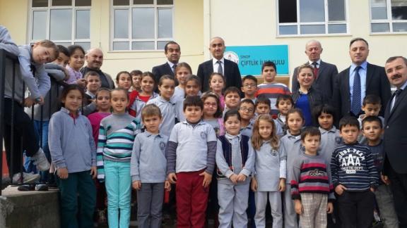 İl Millî Eğitim Müdürümüz Nevzat TÜRKKAN,Şube Müdürlerimiz Ahmet ÖZDEMİR ve Ahmet DEMİR ile birlikte Çiftlik ilkokulunu ziyaret ettiler.