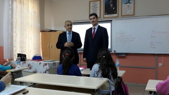 İl Milli Eğitim Müdürümüz Nevzat TÜRKKAN ve Şube Müdürümüz Ahmet ÖZDEMİR İmam Hatip Ortaokulunu ziyaret etti. Öğretmen ve öğrencilerle motivasyon çalışması yapıldı.