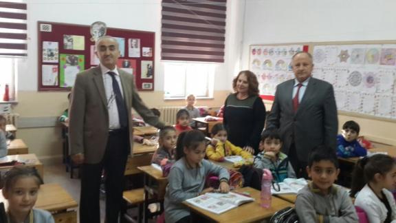 İl Milli Eğitim Müdürümüz Nevzat TÜRKKAN ve Şube Müdürü Davut KAYA İstiklal İlkokulunu ziyaret ederek öğretmenlerin isteklerini dinlediler.