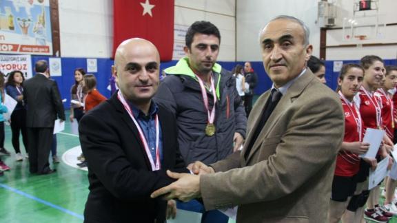 İl Mili Eğitim Müdürümüz Nevzat TÜRKKAN, voleybol il birinciliği ödül törenine katıldı.