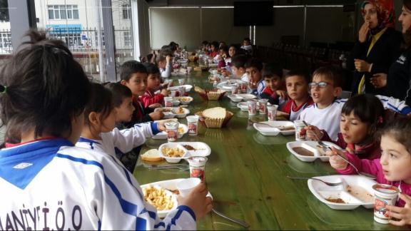 İl Milli Eğitim Müdürümüz Nevzat TÜRKKAN, Osmaniye İlkokulu öğrencilerimiz ile Spor Müsabakası sonunda yemekte buluştu.
