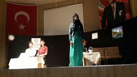 İl Milli Eğitim Müdürümüz Nevzat TÜRKKAN, Telefon Dolandırıcılığı ile ilgili tiyatro gösterisine katıldı.