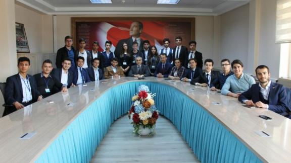 İl Milli Eğitim Müdürümüz Nevzat TÜRKKAN´ı, 30 İlimizin Öğrenci Meclis Başkanları ziyaret ettiler.