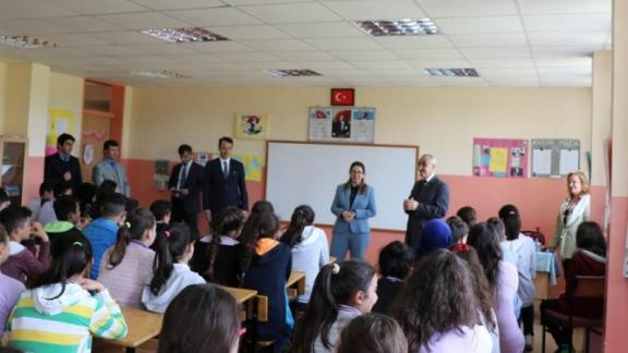 Sayın Valimiz Dr. Yasemin ÖZATA ÇETİNKAYA ve İl Milli Eğitim Müdürümüz Nevzat TÜRKKAN, TOKİ Şehit Fatih Erer Ortaokulunu ziyaret etti.