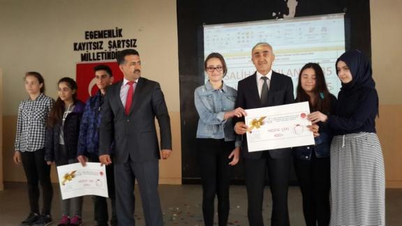 İl Milli Eğitim Müdürümüz Nevzat TÜRKKAN, Matematik Yarışmasında dereceye giren öğrencilerimizin  ödül törenine katıldı.