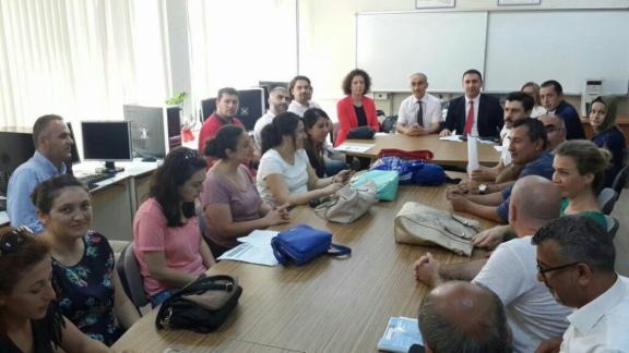 İl Milli Eğitim Müdürümüz Nevzat TÜRKKAN, Sultan Hatun Mesleki ve Teknik Anadolu Lisesinde Rehber Öğretmenlerimiz ile bir araya geldi.