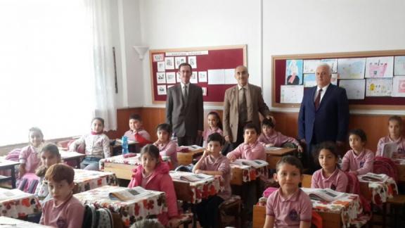 İl Milli Eğitim Müdürü Nevzat TÜRKKAN  Cumhuriyet İlkokulu öğrencilerini ziyaret etti.