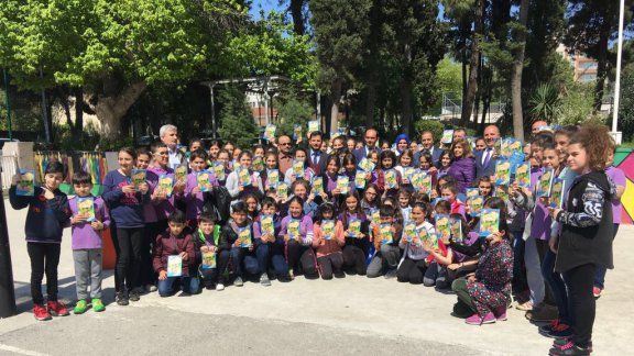 Mehmet Akif Ersoy Ortaokulu Öğrencilerine Kitap Dağıtımı Yapıldı