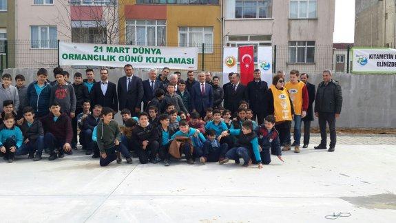 21 Mart Dünya Ormancılık Günü Münasebetiyle Şehit Ömer Can Açıkgöz Anadolu İmam Hatip Lisesi Çevresine Ağaç Dikimi Yapıldı