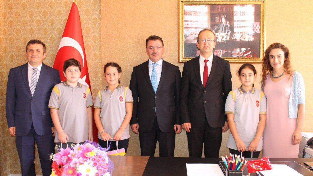 İstiklal Ortaokulu İdareci, Öğretmen ve Öğrencileri Müdürümüz Ercan Yıldız'ı Makamında Ziyaret Etti.