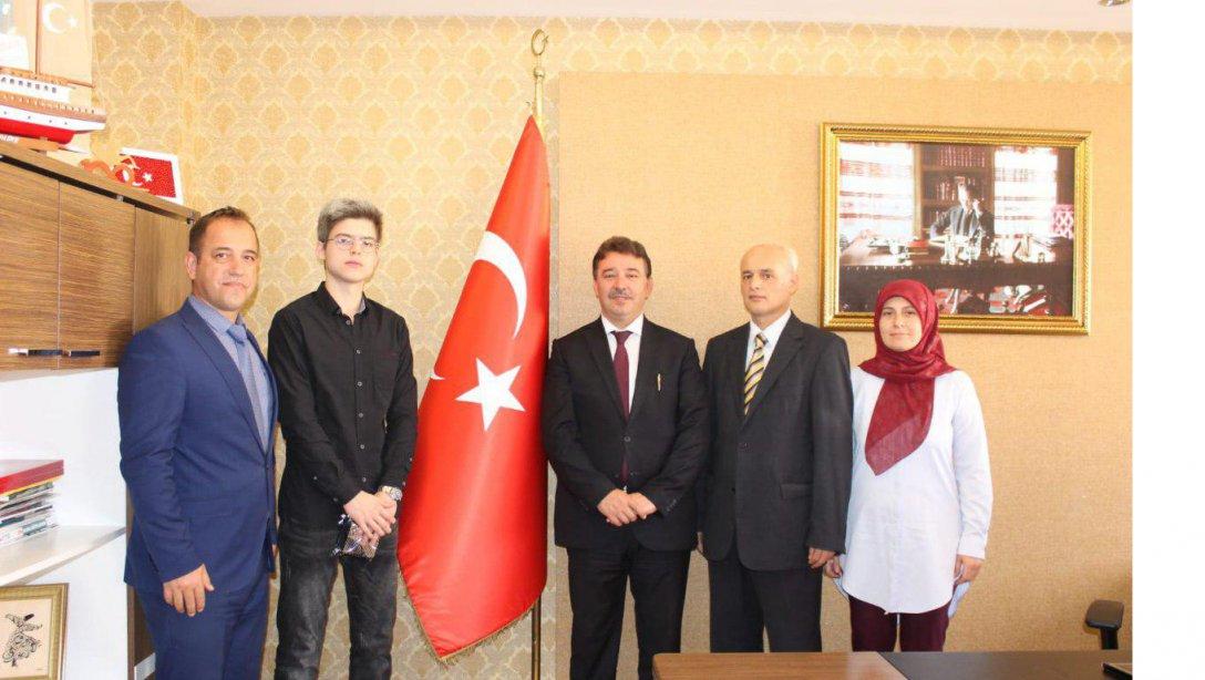 Müdürümüz Ercan Yıldız YKS Sinop Birincisi olan Fen Lisesi Öğrencisi Mustafa Sefa Işın'ı Tebrik Etti.