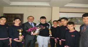 TOKİ Şehit Fatih Erer Ortaokulu Güreşçileri İl Mill Eğitim Müdürünü Ziyaret Etti.