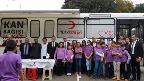 İl Milli Eğitim Müdürümüz Nevzat TÜRKKAN ile Mehmet Akif Ersoy Ortaokulu Öğrencileri Kan verme Kampanyasına katıldı