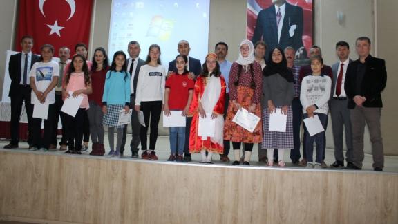İl Milli Eğitim Müdürümüz Nevzat TÜRKKAN Bir Kitapta Sen Anlat Projesi kapsamında yapılan ortaokul yarışmasına katıldı.