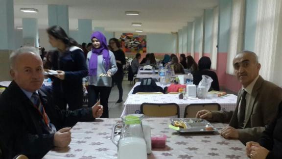 İl Milli Eğitim Müdürü Nevzat TÜRKKAN kahvaltıda Sarı Saltuk Anadolu Lisesi öğrencilerini ziyaret etti.