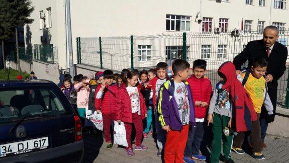 İl Milli Eğitim Müdürümüz Gazi İlkokulu Öğrencilerimize Spor Salonu Yolunda Eşlik Etti