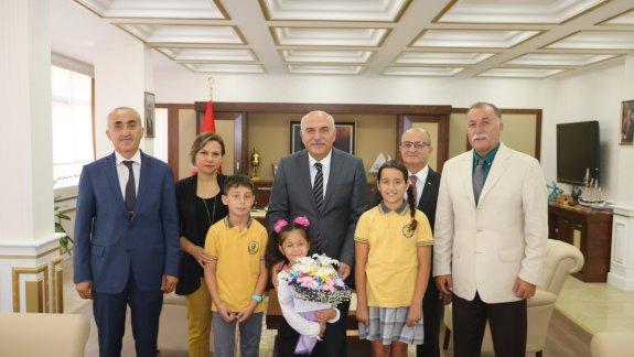 İlköğretim Haftası Nedeniyle Atatürk İlkokulu Öğrencileri Valimiz Hasan İPEK´i Makamında Ziyaret Etti