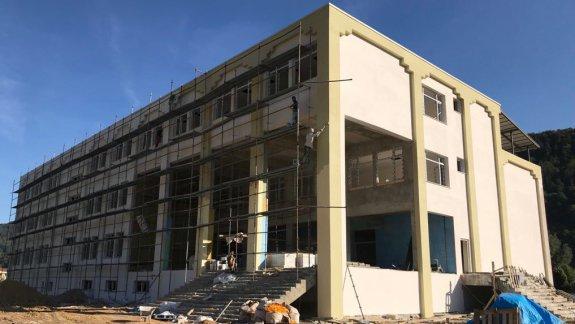 Gerze´de Yapımı Devam Eden 22 Derslikli Okul İnşaatı Dış Cephe Boyası Yapılıyor