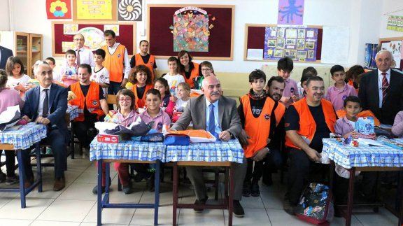 Sayın Valimiz Hasan İPEK Öğrencilerimize Cumhuriyet Bayramı Öncesi Oyuncak Dağıttı