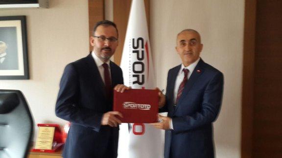 Milli Eğitim Müdürümüz Nevzat TÜRKKAN, Spor Toto Teşkilat Başkanı Mehmet KASAPOĞLU ile Basketbol ve Voleybol Saha Yapım Protokolünü İmzaladılar