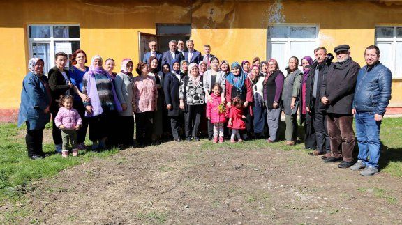 Valimiz Hasan İPEK´in Eşi Gülten İPEK Hanımefendi Mertoğlu Köyünde ´Kadın Giyisileri Dikimi´ Kursunu Ziyaret Etti